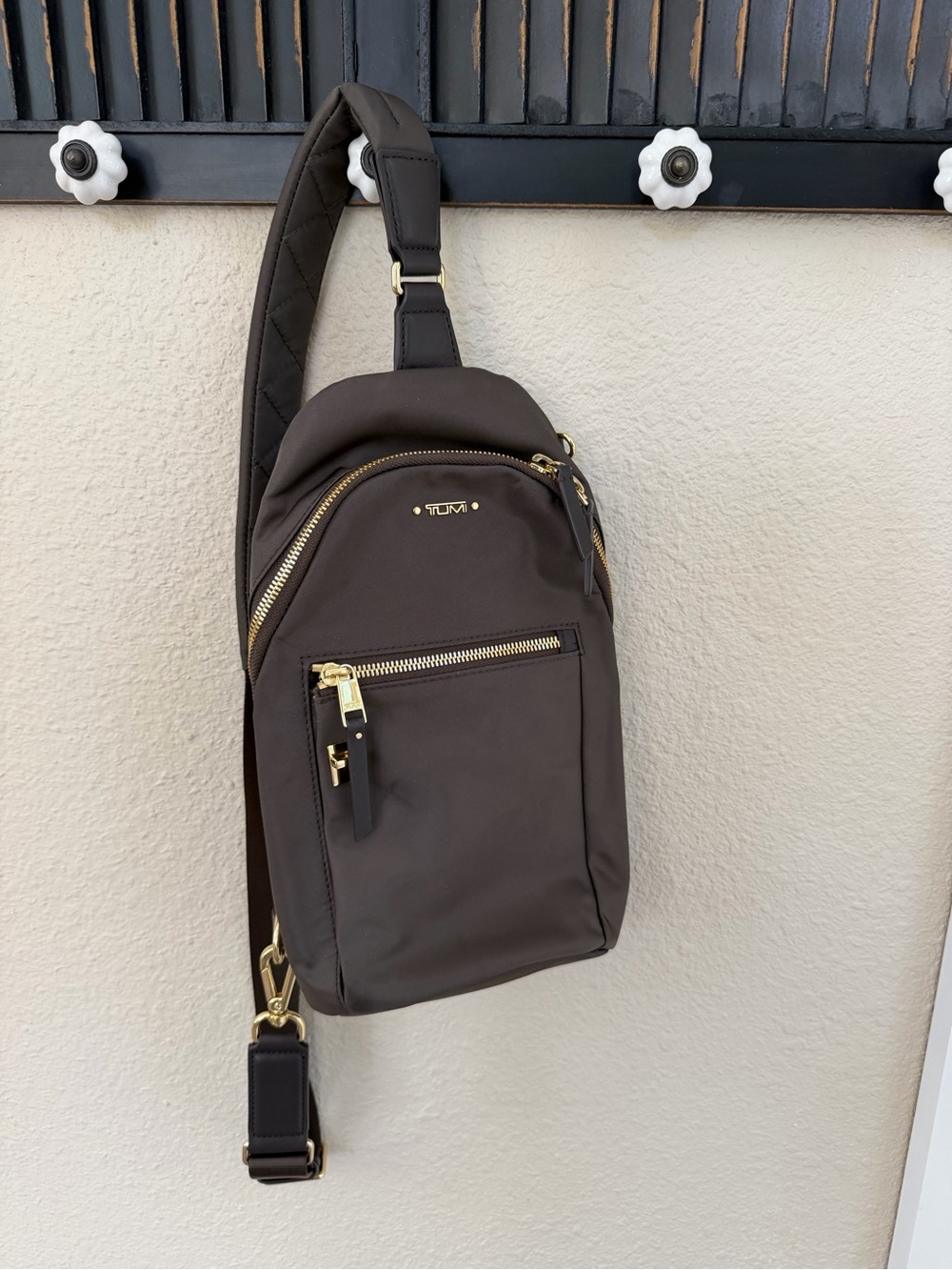 Tumi Voyager Anna Sling Bag. GUC. Brown with Gold Hardware - Picture 4 of 11